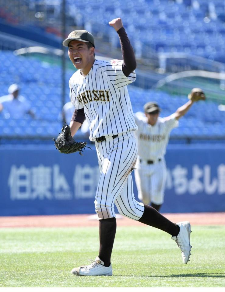 　準決勝進出を決めガッツポーズする国士舘・鎌村（撮影・佐藤厚）