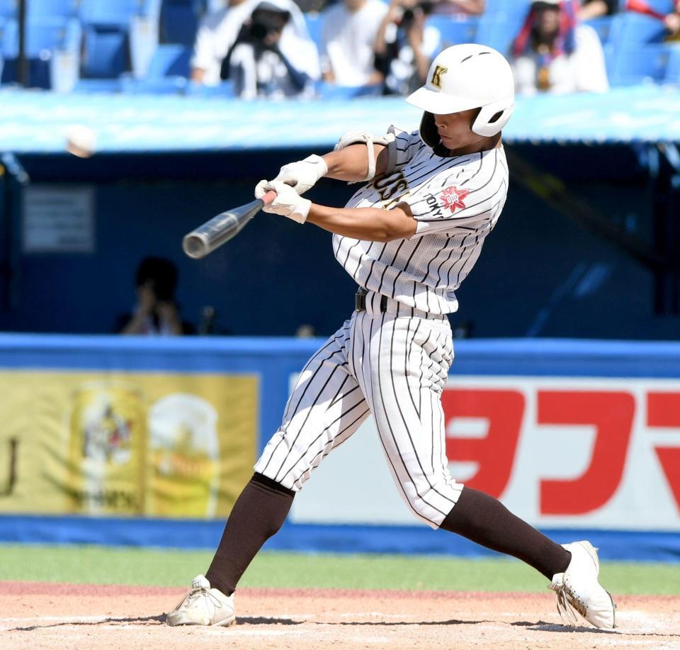 　９回、国士舘・宮﨑は中越えに同点の２点適時二塁打を放つ（撮影・佐藤厚）