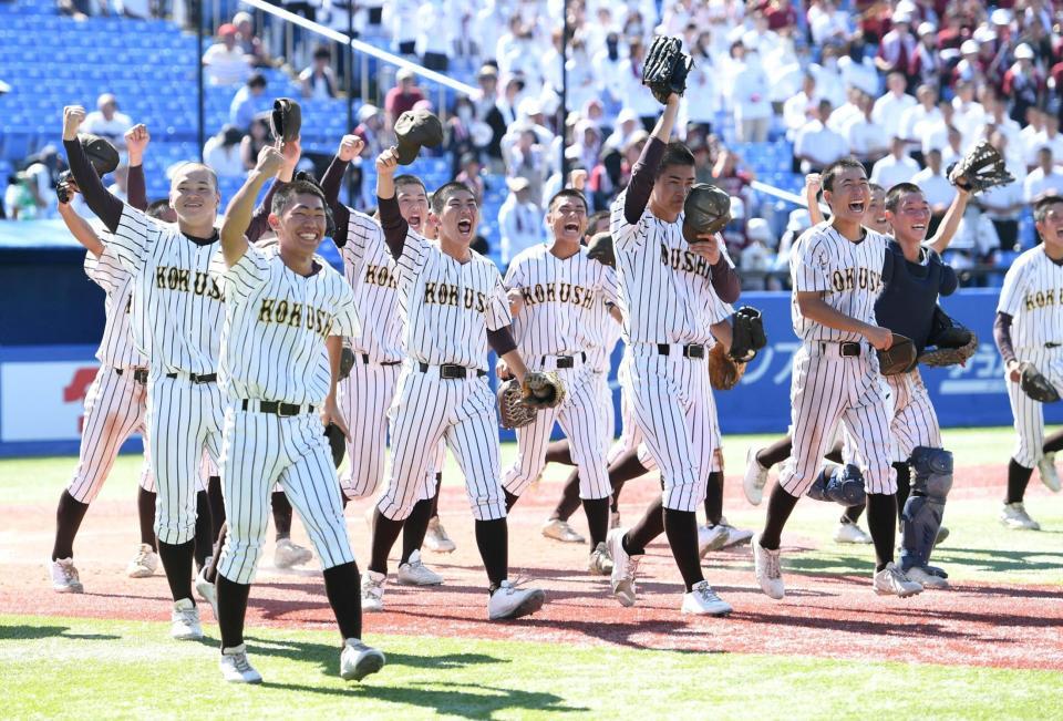 　逆転で準決勝進出を決め、喜びを爆発させる国士舘ナイン（撮影・佐藤厚）