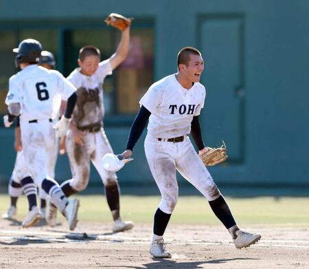 　中京大中京に完封勝利し、決勝進出を決め喜ぶ東邦の久田（右）