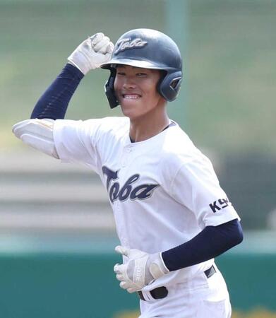 　笑顔で拳を握る鳥羽・横谷