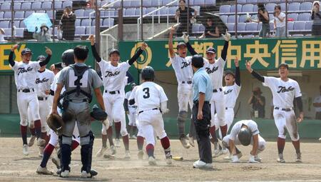 　９回、横谷（３）が逆転サヨナラ満塁弾を放ち、沸き上がる鳥羽ナイン（撮影・中田匡峻）