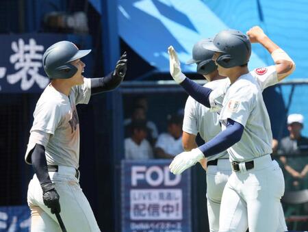 　５回、逆転の３ランを放った横浜・奥村頼人（右）＝撮影・石井剣太郎