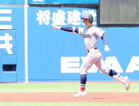 　５回、逆転の３ランを放つ横浜・奥村頼人（撮影・石井剣太郎）