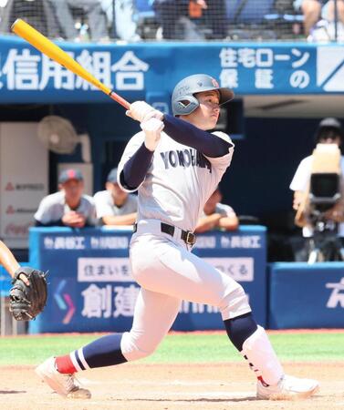 　５回、逆転の３ランを放つ横浜・奥村頼人（撮影・石井剣太郎）