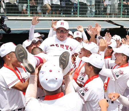 　優勝を決め、ナインの手で胴上げされる広陵・中井哲之監督（撮影・市尻達拡）