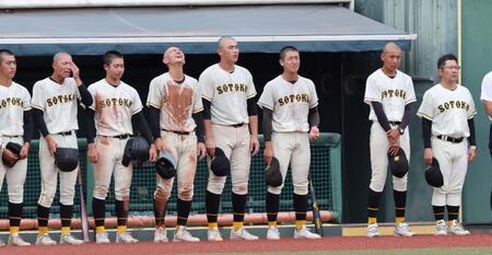 　決勝で広陵に敗れ、涙を流す崇徳ナイン（撮影・市尻達拡）