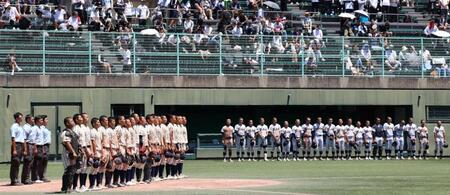 　東海大大阪仰星（奥）に勝利し、校歌を歌う東大阪大柏原ナイン（撮影・中田匡峻）