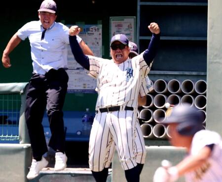 　東海大大阪仰星に勝利し、喜ぶ東大阪大柏原・土井健大監督（中央）＝撮影・中田匡峻