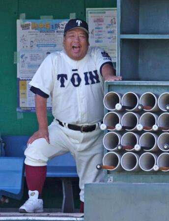 　４回、ベンチから指示を出す大阪桐蔭・西谷浩一監督（撮影・中田匡峻）