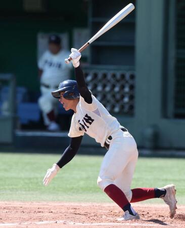 　４回、中前打を放つ大阪桐蔭・本田翔輝（撮影・中田匡峻）
