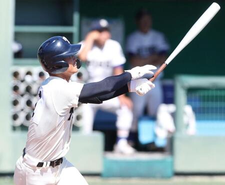 　４回、中犠飛を放つ大阪桐蔭・中野大虎（撮影・中田匡峻）