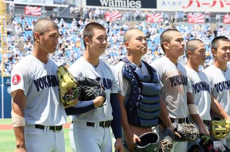 　試合に勝利し応援席にあいさつする横浜・奥村頼人（左から２人目）ら横浜ナイン（撮影・石井剣太郎）