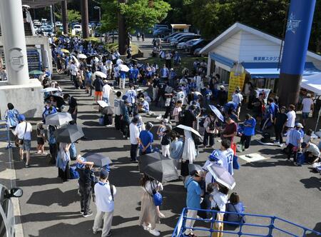 　２軍戦を観戦しようと開門前から詰めかけた大勢のファン（撮影・伊藤笙子）