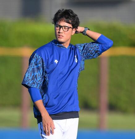 　登板に向け、眼鏡姿でアップをする藤浪（撮影・伊藤笙子）