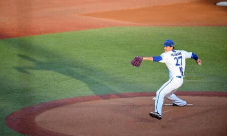 　西日を受けながら力投する藤浪（撮影・伊藤笙子）