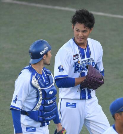 　１回を投げ終え、伊藤（左）と会話を交わす藤浪（撮影・伊藤笙子）