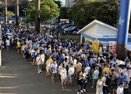 　試合開始直前でも入場の列が途切れない横須賀スタジアム