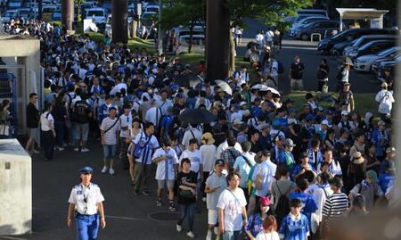 　試合開始直前、大勢のファンが詰めかけた横須賀スタジアム（撮影・伊藤笙子）