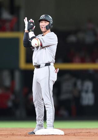 　７回、左中間を破るタイムリー二塁打を放ち、笑顔を見せる坂本（撮影・市尻達拡）