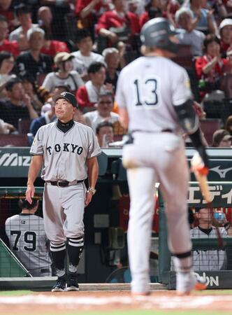 　６回、好機でキャベッジが見逃し三振に倒れた直後、ベンチを出て選手交代を告げる阿部監督（撮影・市尻達拡）