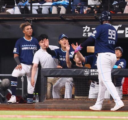 　２回、先制のホームを踏んだレイエス（右から２人目）を迎える柴田（中央）ら日本ハムナイン（撮影・中島達哉）