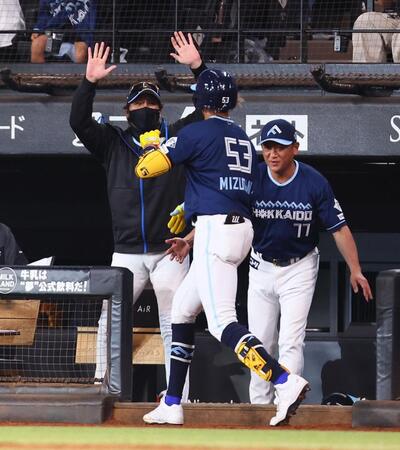 　４回、ソロを放った水谷（５３）をハイタッチで迎える新庄監督（左）＝撮影・中島達哉