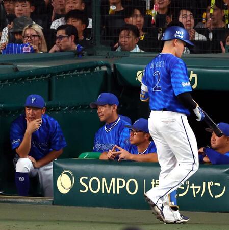 　９回、ベンチで渋い表情を見せる三浦監督（中央）＝撮影・山口登