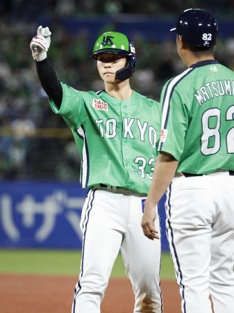 　６回、同点打を放ちポーズをとるヤクルト・内山＝神宮