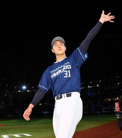 　スタンドのファンの歓声に応える柴田（撮影・中島達哉）