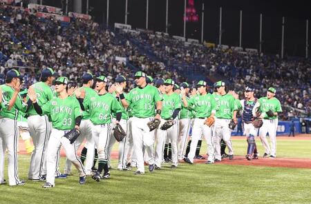 　５連勝を挙げたヤクルトナイン（撮影・園田高夫）