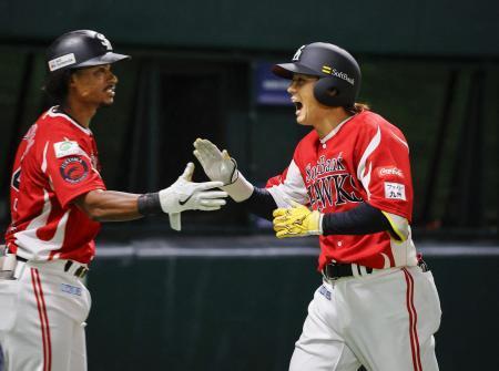 　６回、本塁打を放ちダウンズ（左）に迎えられるソフトバンク・佐藤直＝みずほペイペイドーム