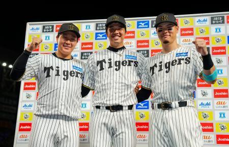 　お立ち台でポーズをとる阪神の（左から）大山、才木、佐藤輝＝甲子園