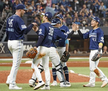 　ロッテに勝利し、タッチを交わすバーヘイゲン（左端）ら日本ハムナイン＝エスコンフィールド