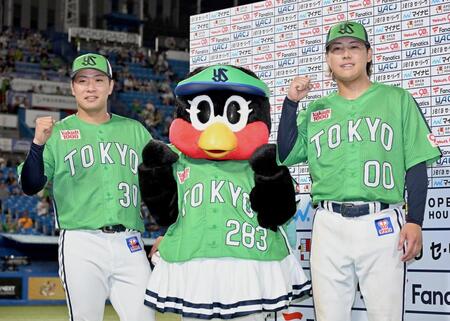 　ヒーローインタビュー後、ポーズを決める荘司（左）と赤羽