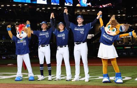 　笑顔で記念撮影に応じる（左から）水谷、柴田、バーヘイゲン（撮影・中島達哉）