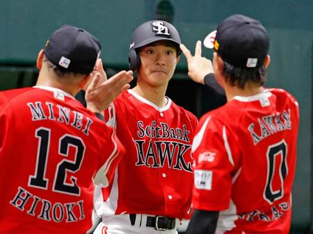 　６回、野村の適時打で生還し迎えられる柳町