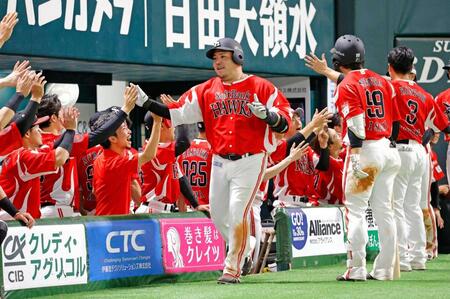 　８回、３ランを放ちナインに迎えられる山川（中央）