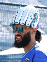 　グラブを帽子のかわりにかぶるＤｅＮＡ　アンドレ・ジャクソン（２４日、横浜スタジアム）