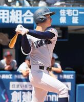 　４回、本塁打を放つ横浜・奥村頼人（撮影・石井剣太郎）