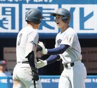 　４回、本塁打を放った横浜・奥村頼人（右）＝撮影・石井剣太郎