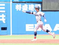 　５回、逆転の３ランを放つ横浜・奥村頼人（撮影・石井剣太郎）