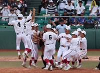 　崇徳に勝利して甲子園出場を決め、喜びを爆発させる広陵ナイン（撮影・市尻達拡）