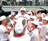 　優勝を決め、ナインの手で胴上げされる広陵・中井哲之監督（撮影・市尻達拡）