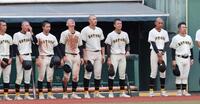 　決勝で広陵に敗れ、涙を流す崇徳ナイン（撮影・市尻達拡）