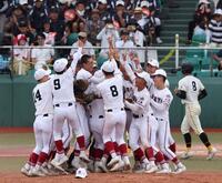 　甲子園出場を決め、喜びを爆発させる広陵ナイン（撮影・市尻達拡）