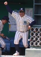 　東海大大阪仰星に勝利し、拳を突き上げる東大阪大柏原・土井健大監督（撮影・中田匡峻）