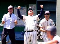 　東海大大阪仰星に勝利し、拳を突き上げる東大阪大柏原・土井健大監督（中央）＝撮影・中田匡峻