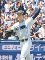 　試合に勝利し喜ぶ横浜・奥村頼人（撮影・石井剣太郎）