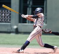 　１０回、中前適時打を放つ東大阪大柏原・藤原颯大（撮影・中田匡峻）